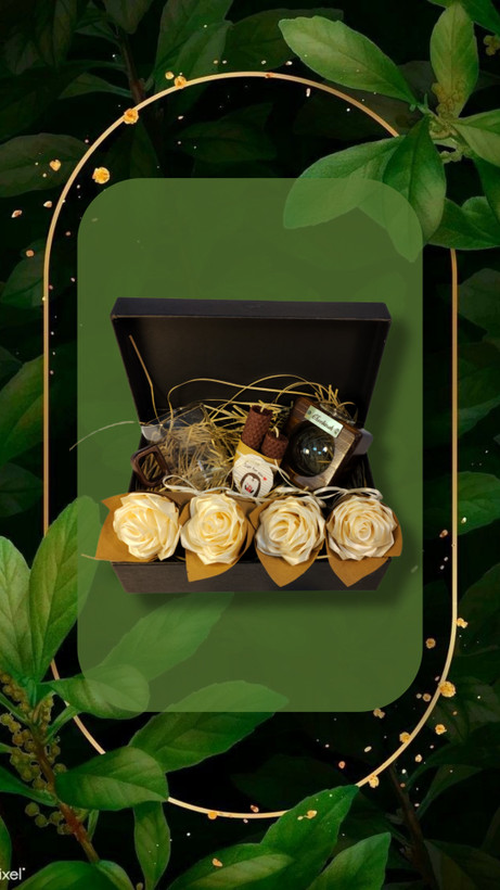 پک هدیه شامل گلدان چوبی لیوان پیرکس دسته چوبی شمع زنبوری گل روبانی هارد باکس مشکی