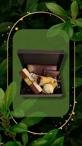 ست هدیه شامل کیف پول چرم طبیعی جاکارتی چرم طبیعی ۲ عدد گل روبانی شمع زنبوری دو عددی بزرگ